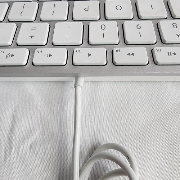 Apple A1243 MB110E/A USB Wired Keyboard - Picture 6 of 9